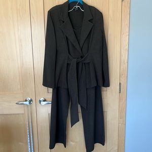 Staples 2 pc suit 16 EUC